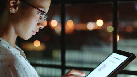 mujer, analista y tableta por la noche con datos