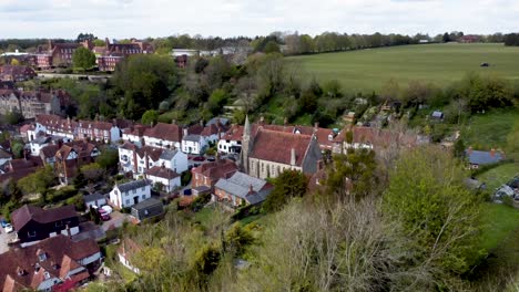 una foto real de un dron de una iglesia en un pequeño pueblo en kent, inglaterra