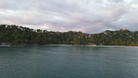 Vista-Aérea-De-La-Playa-A-La-Hora-Del-Atardecer,-Manuel-Antonio,-Costa-Rica