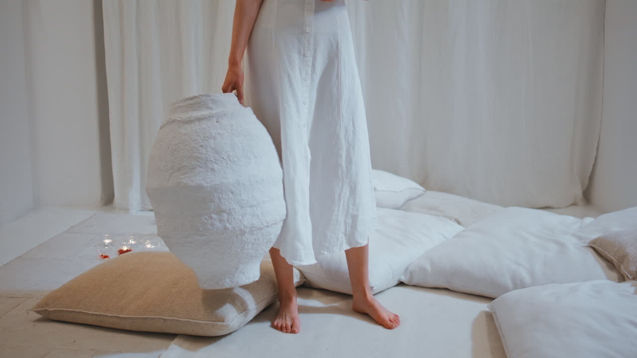 mujer artista con una olla hecha a mano