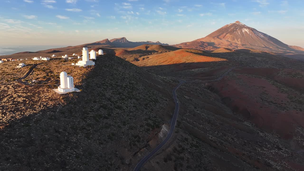 La strada TF-24 passa per l'Osservatorio del Teide e porta al vulcano Teide. Tenerife. Isole Canarie. Video aereo.