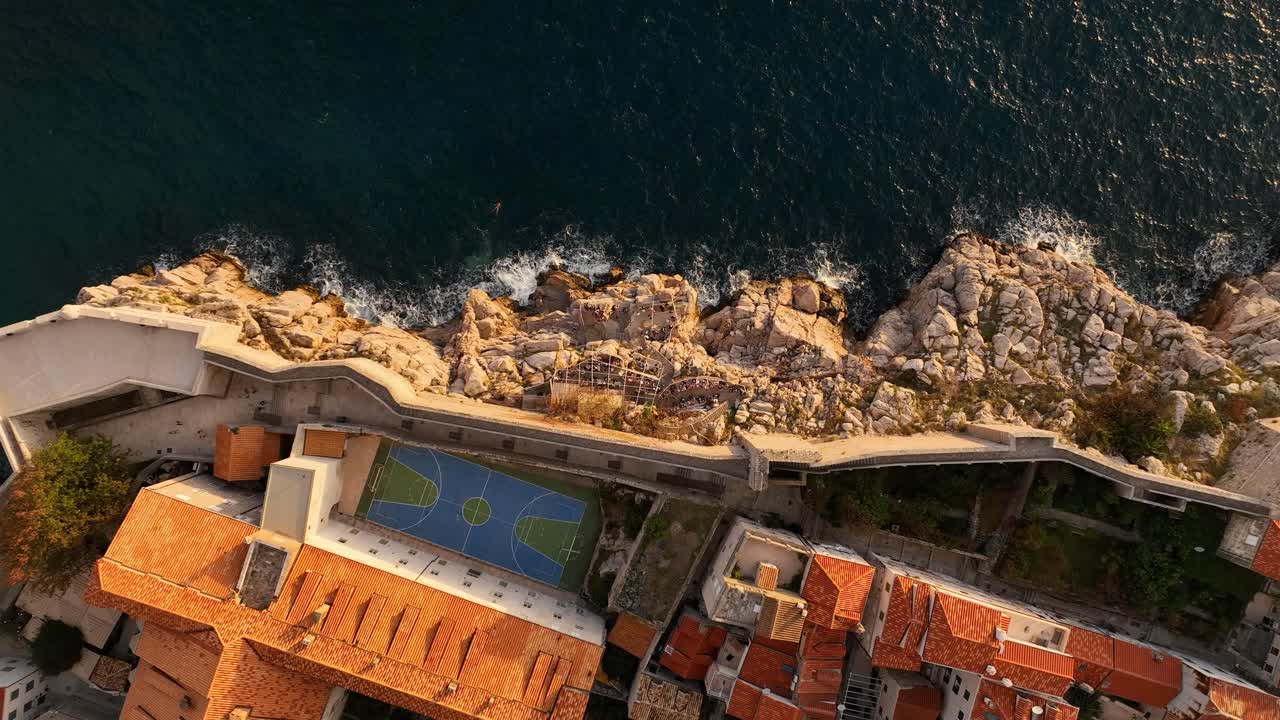 해안 절벽 과 농구장 과 함께 두브로브니크 의 구시가지 의 공중 사진