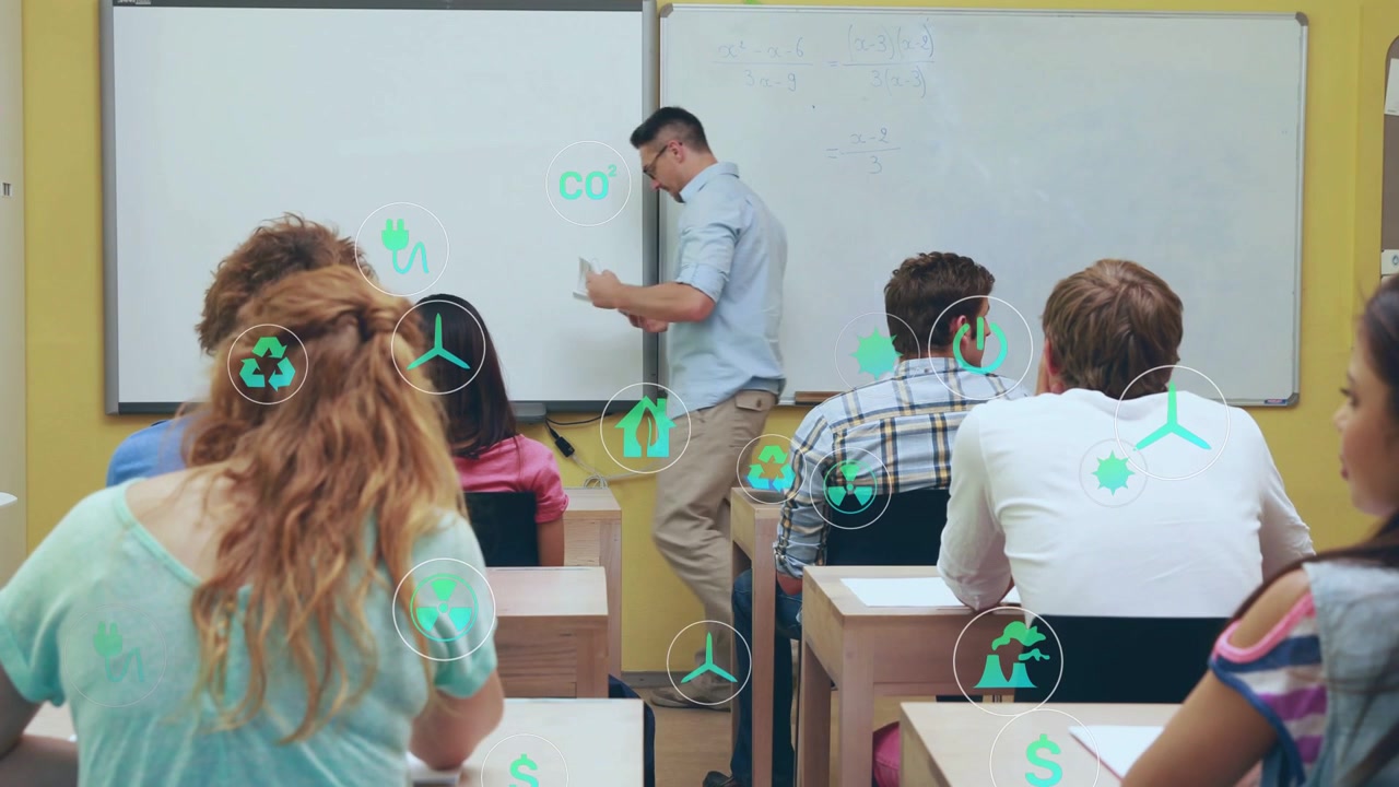 Instructor con camisa azul y pantalones caqui escribiendo en la pizarra con estudiantes tomando notas de iconos verdes, espacio para texto.