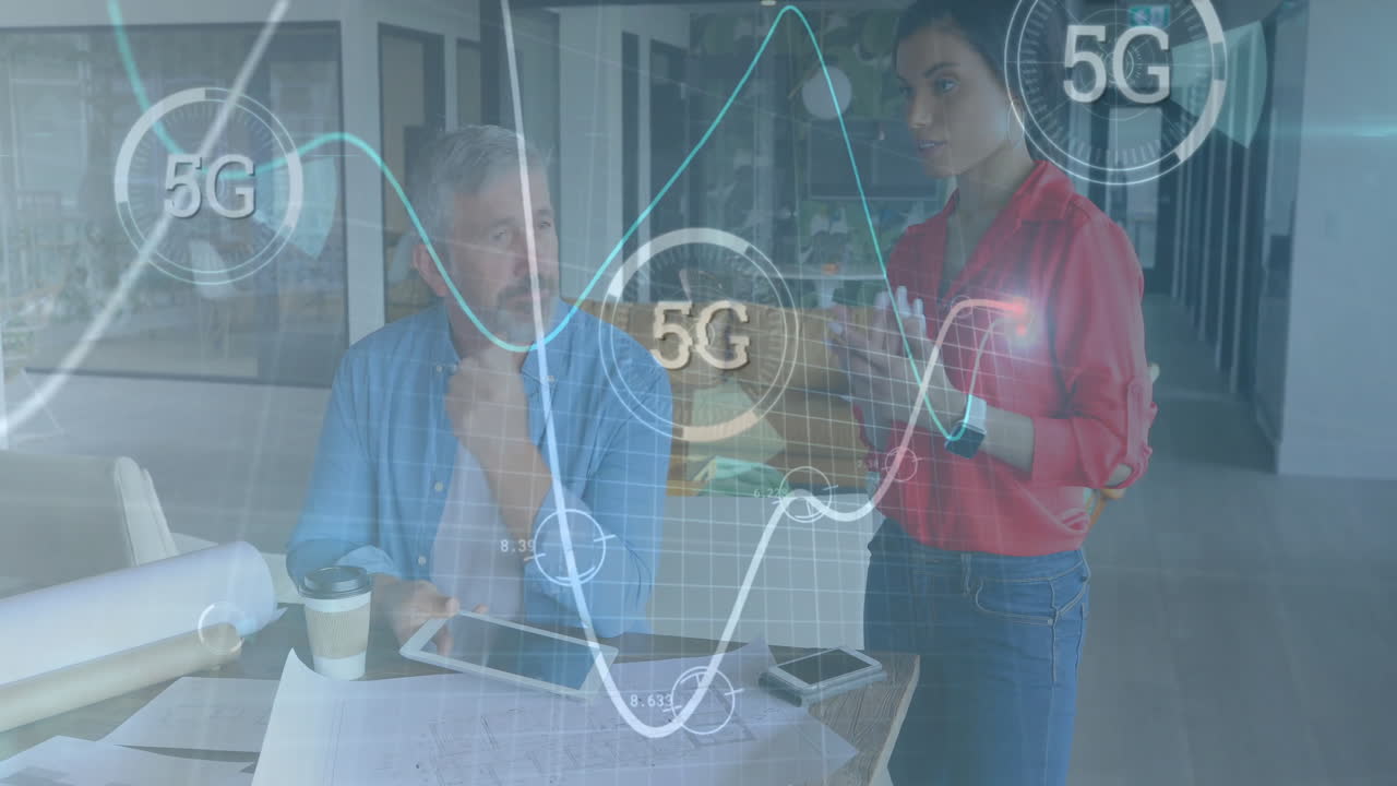 animación del procesamiento de datos financieros sobre diversas personas de negocios en la oficina