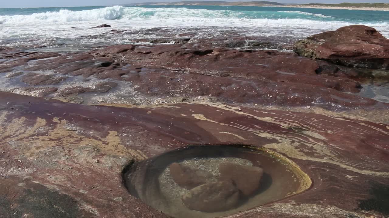 Kalbarri Rotsbaden Brekende golven op de achtergrond, West-Australië