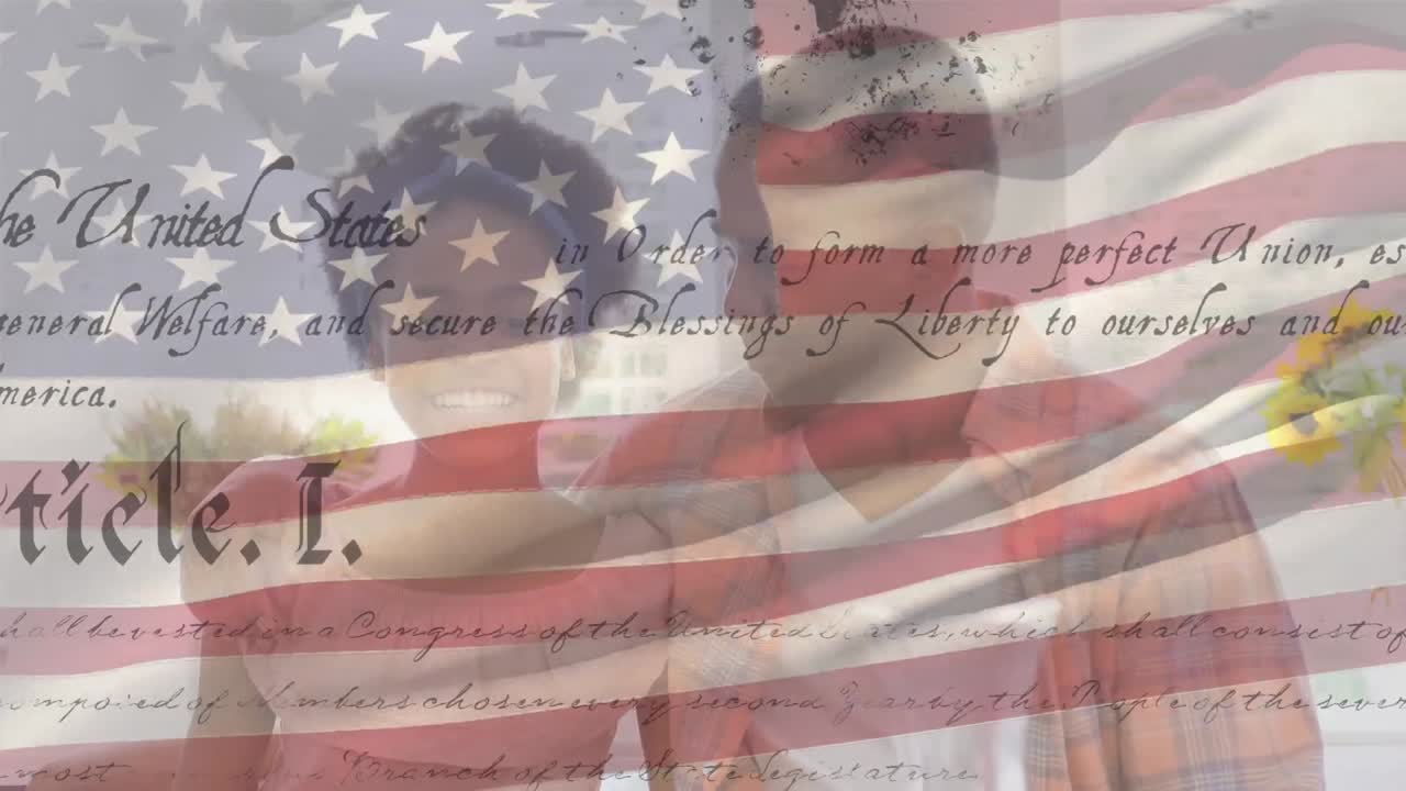 padre e hija de raza mixta con nosotros agitando la bandera y la constitución en primer plano