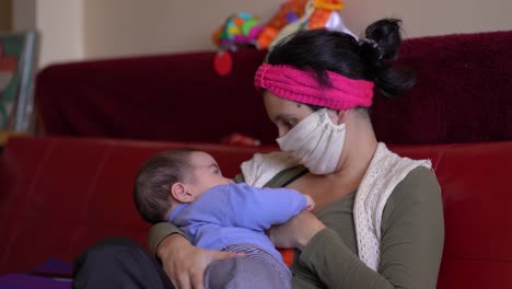 Mujer-Con-Mascarilla-Desechable-Amamanta-A-Un-Bebé-Mientras-Está-Sentada