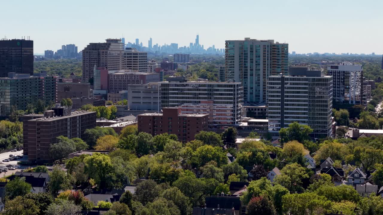 Toma aérea que se acerca al skyline de Evanston, Illinois