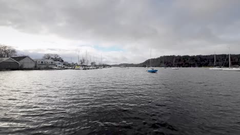 Lago-Windermere-En-Un-Día-Frío-Y-Nublado-Con-Nubes-Grises-Y-Aguas-Grises-Tranquilas