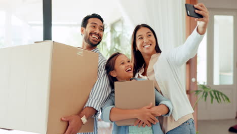 Parents,-child-and-selfie-for-moving