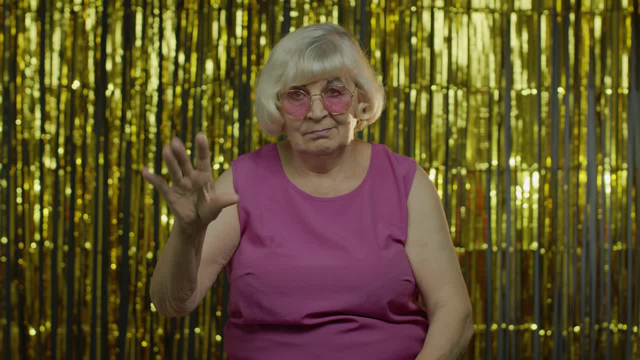 mujer rubia vieja mandona en blusa rosa culpando y pidiendo salir, conflicto, ruptura