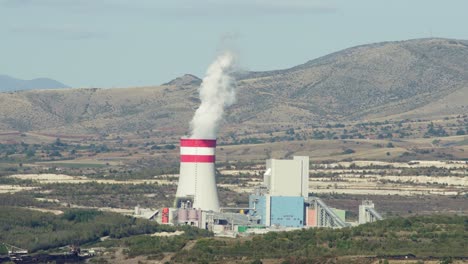 Central-Eléctrica-De-Carbón-Planta-Humo-Chimenea-De-Vapor-Día-Soleado-Cielo-Despejado-Medio