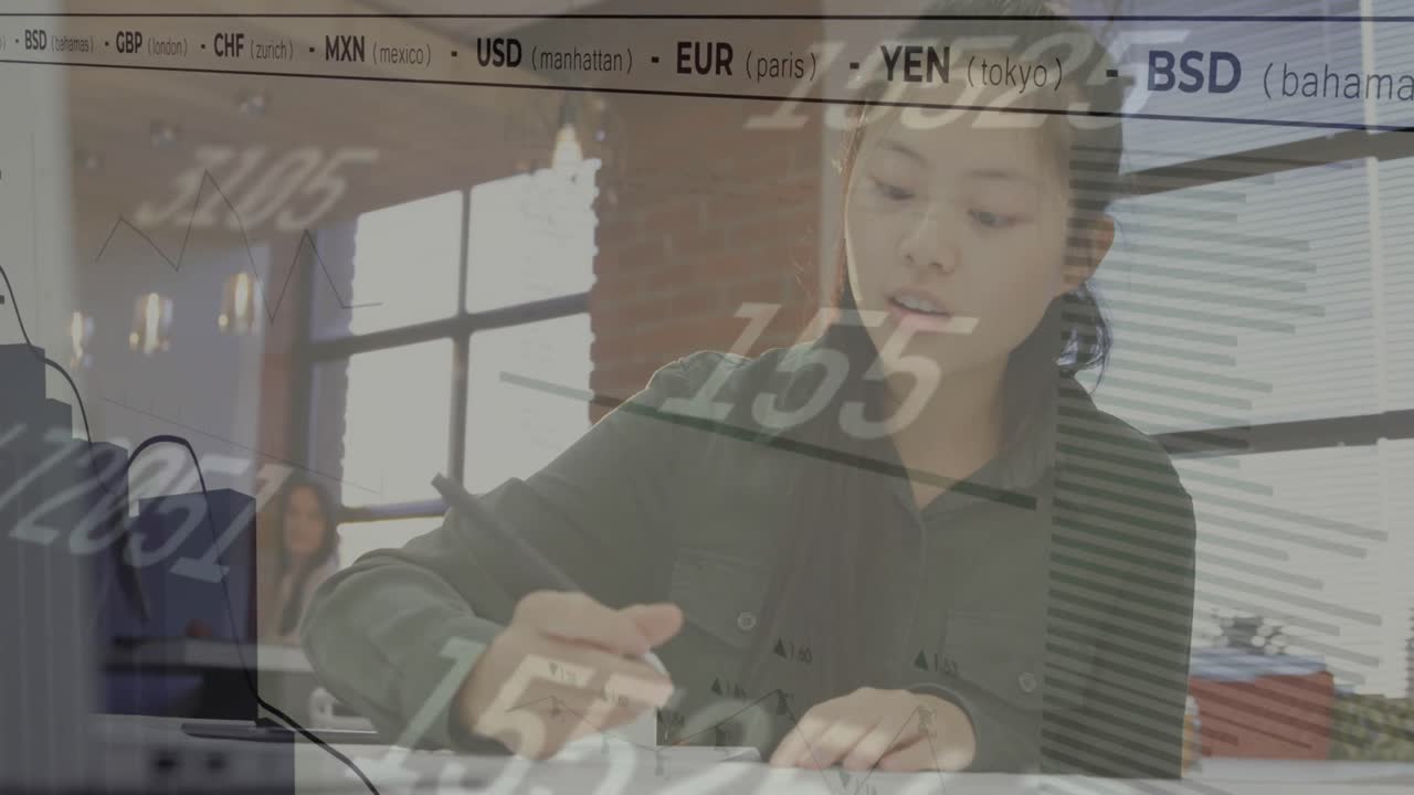 주식 시장 데이터 처리의 애니메이션, 아시아 여성이 사무실에서 메모를 취하는 것에 대해 숫자를 변경하는 것