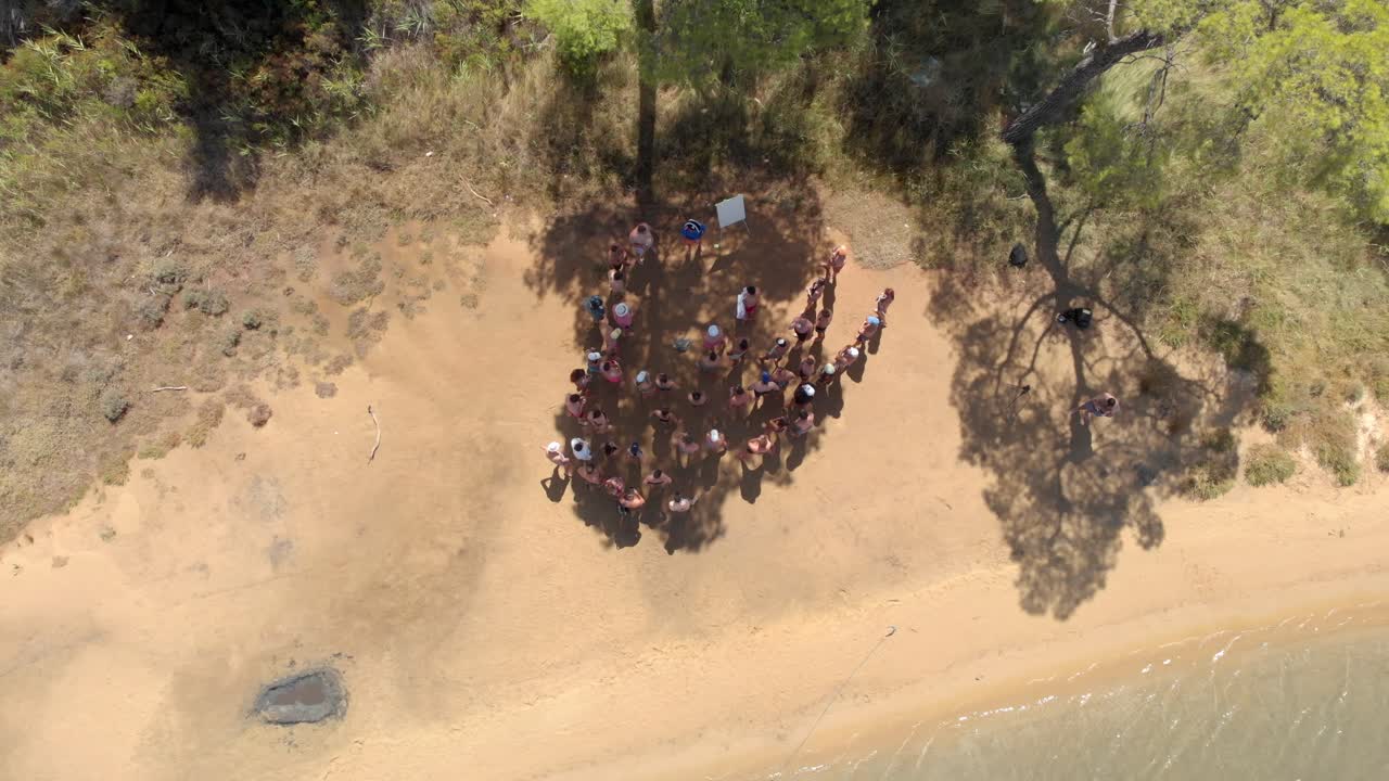 드론 회사 직원 들 은 바다  ⁇  에서 화이트 보드 를 가지고 브레인 스토밍 을 하고 있다