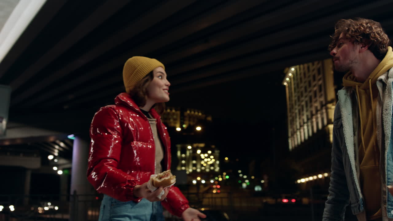 счастливая пара целуется на городской улице. мужчина кусает женщину на улице.