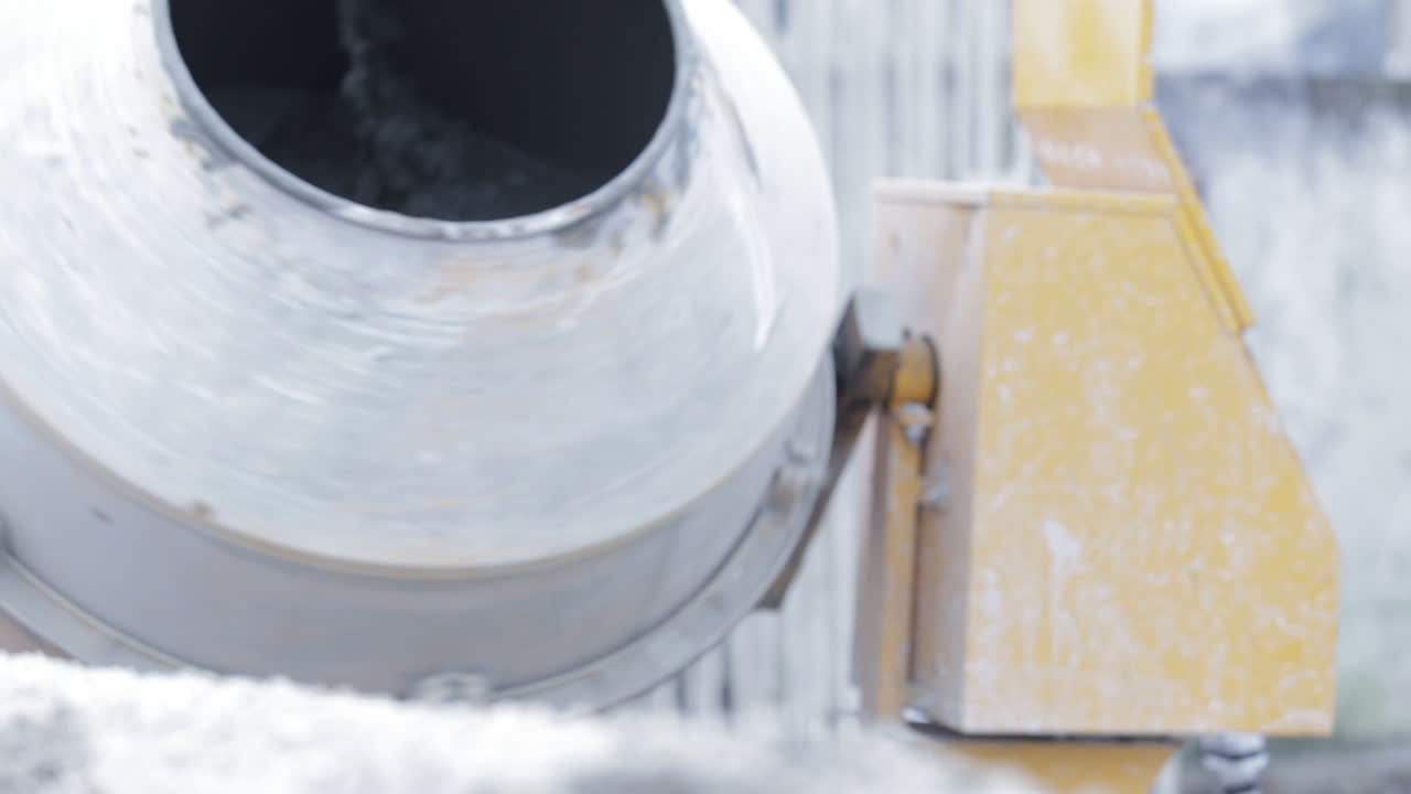 건설 현장에서 회전하는 콘크리트 믹서