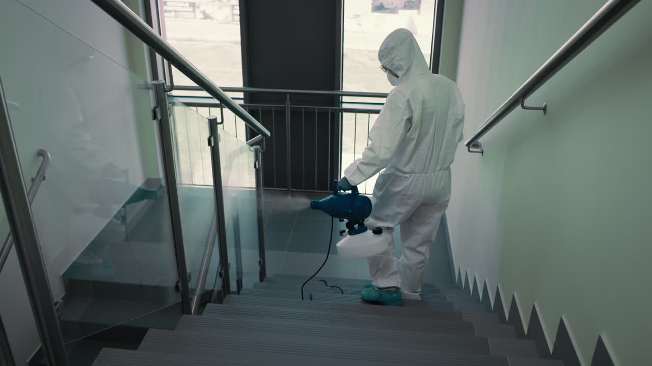 Video de operario de limpieza desinfectando la escalera