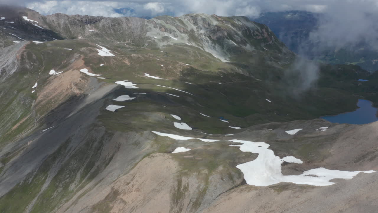아름다운 산 풍경의 공중 기울기