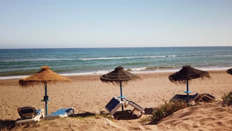 día soleado de playa con mar en calma y olas pequeñas, tiro de vacaciones de verano en español, filmado en marbella, málaga, españa