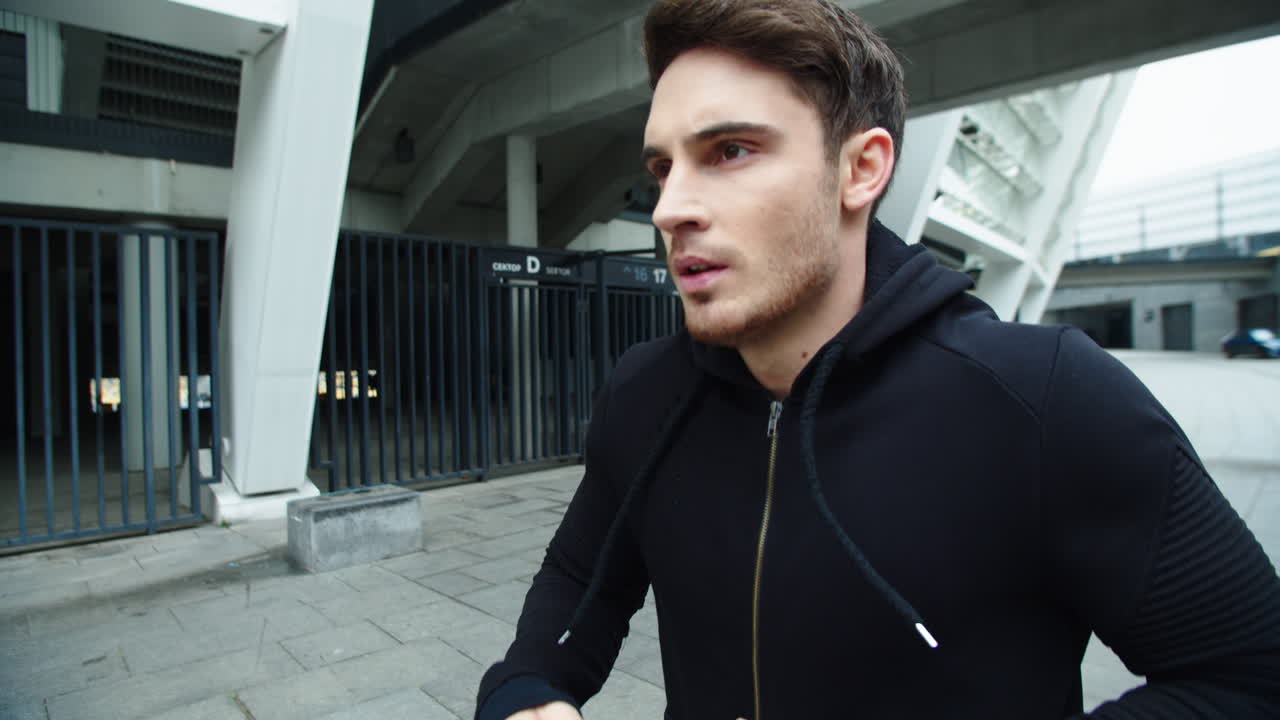 도시 거리에서 달리는 잘생긴 남자. 스포츠맨 훈련 달리기 운동.