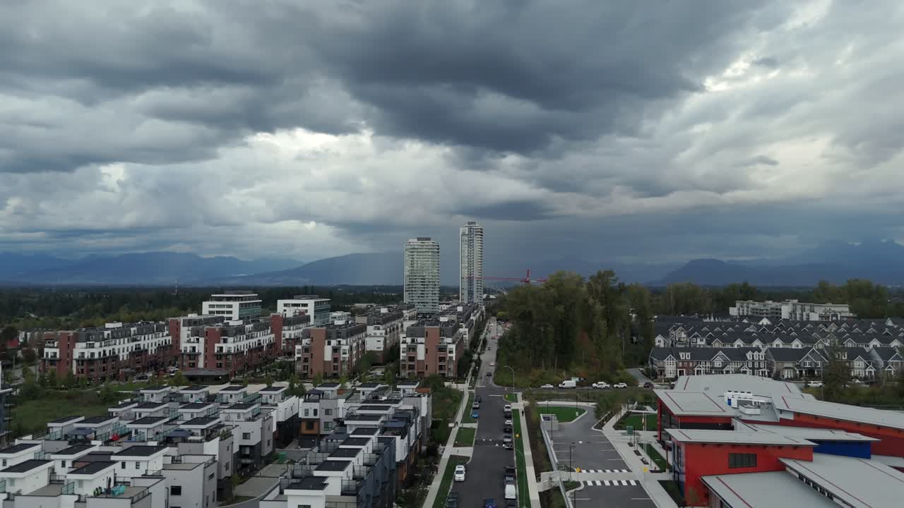 Cielo nuvoloso sopra il progetto di sviluppo abitativo di Latimer Heights, RIPRESA AEREA