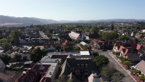 Tiro-Aéreo-Bajo-Volando-Sobre-El-Pintoresco-Pueblo-Danés-De-Solvang,-California