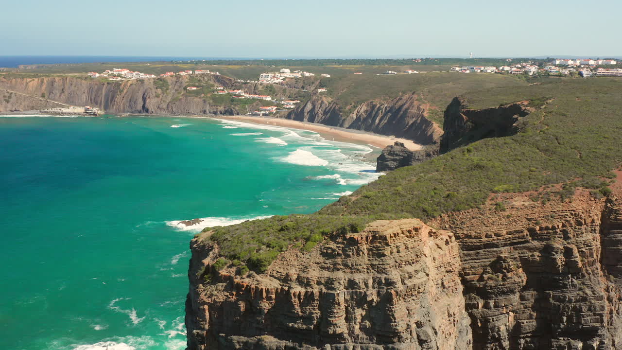 공중: 포르투갈의 아리파나 마을 근처 절벽