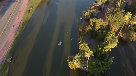 Vista-Aérea-Inclinada-Del-Bote-A-Pedal,-Lagos-De-Palermo,-Buenos-Aires