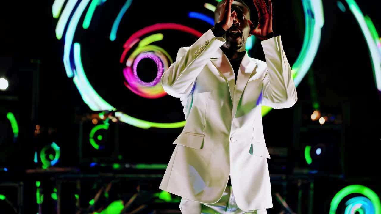 músico enérgico bailando y cantando en un escenario iluminado por luces de neón dinámicas y futuristas, creando una actuación vibrante y cautivadora