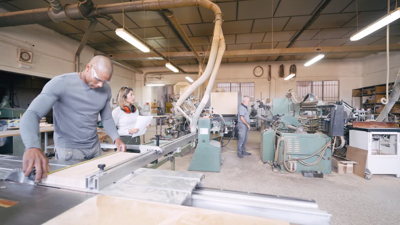Yoğun Bir Atölyede Marangoz Testere Makinesinde Odun Ölçüyor