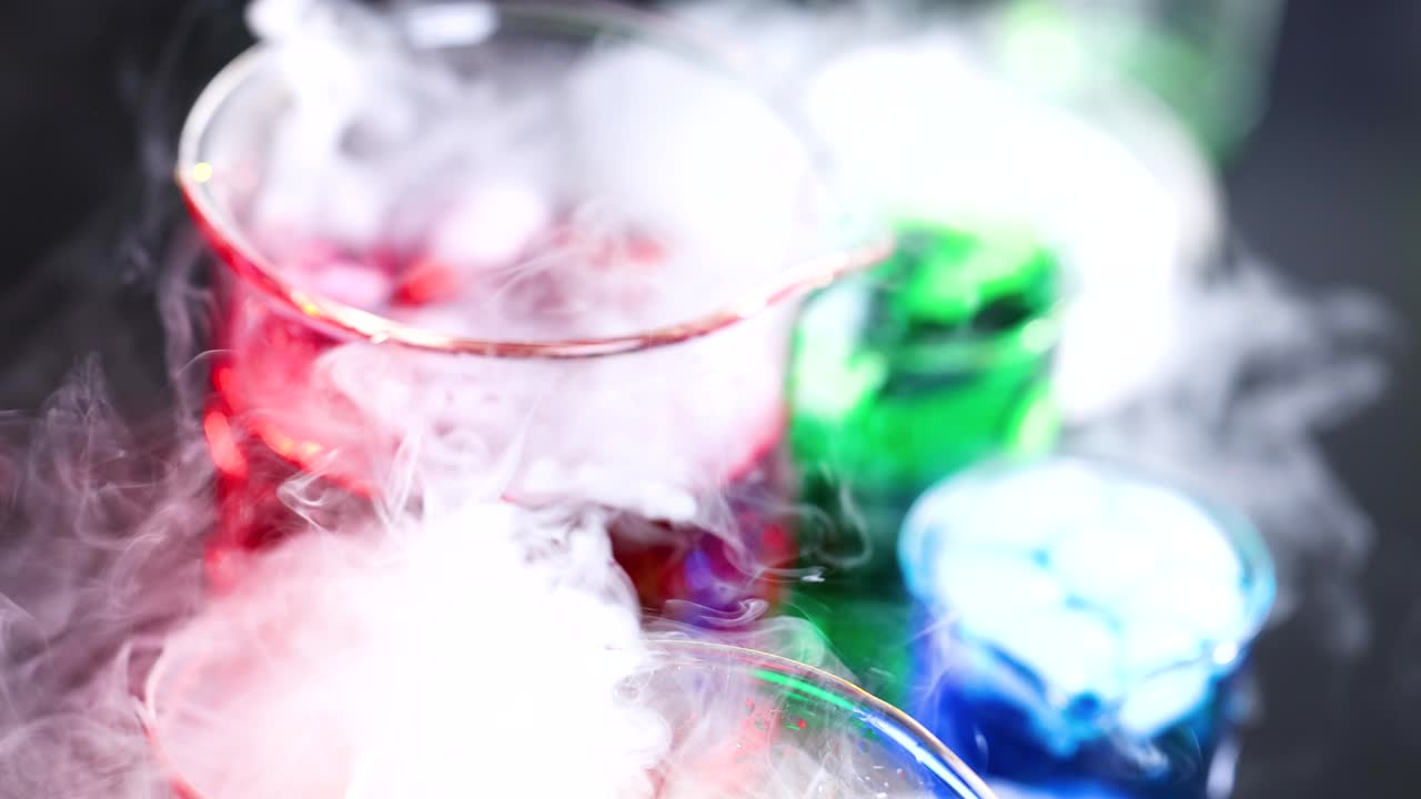 líquidos vibrantes que reaccionan con el humo en vasos