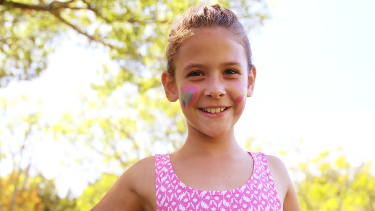 Niña linda sonriendo en el parque