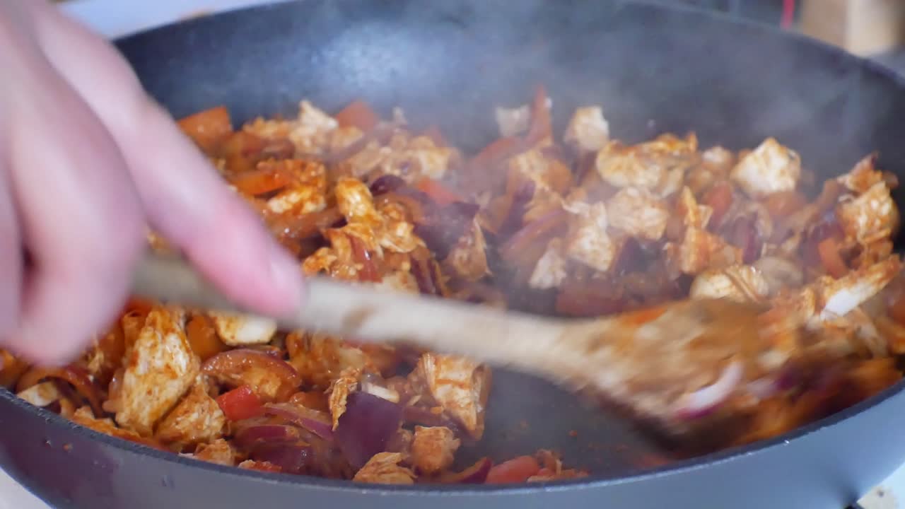 뜨겁고 김이 나는 부엌 팬에 가까이