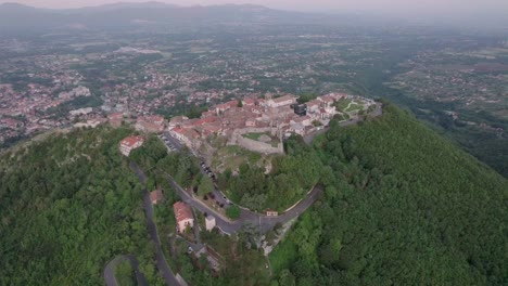 Luftaufnahme-Des-Castel-San-Pietro-Romano-Mit-Neigung-Nach-Unten,-Italien