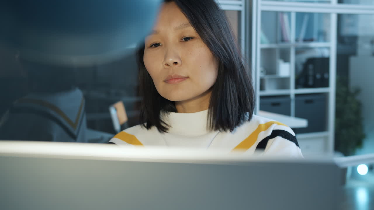 현대적 인 사무실 에서 노트북 을 사용 하는 여자