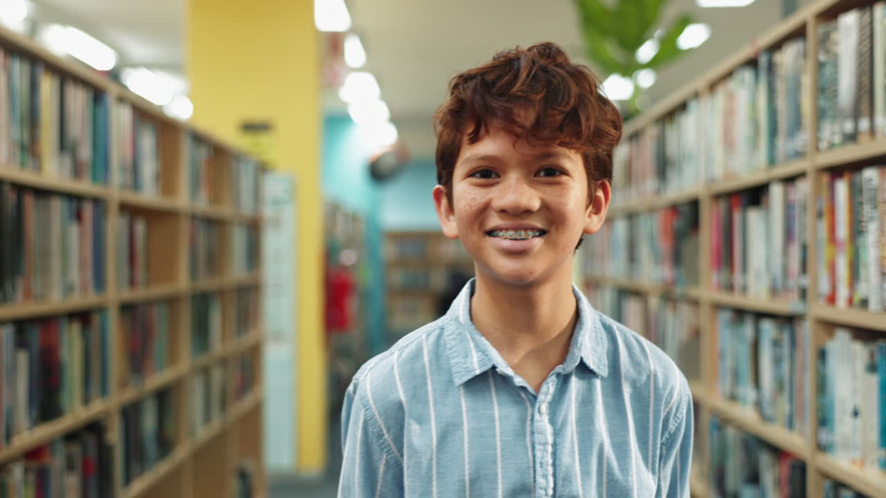 Niño de pie en una biblioteca