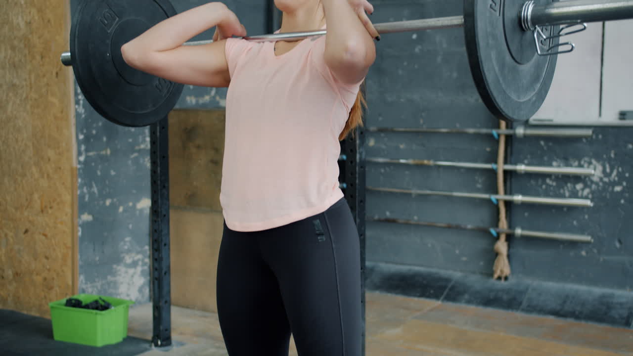 mujer de levantamiento de pesas en cuclillas