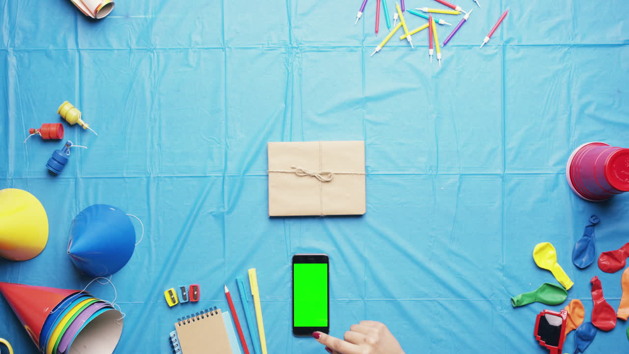 vista superior mujer planeando fiesta de cumpleaños usando teléfono móvil pantalla táctil digital manos multicolores desde arriba - dragón épico rojo