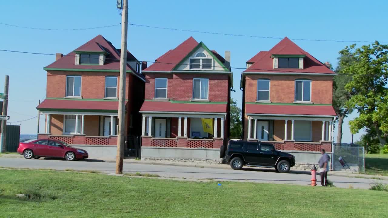 tres casas de vecindad están juntas en una sección urbana de la ciudad