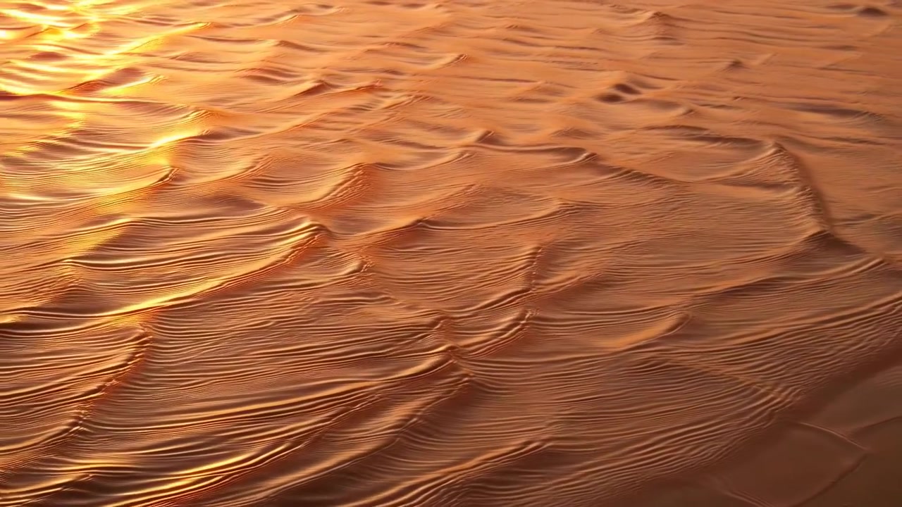 Una breve sequenza ravvicinata di increspature di sabbia del deserto che si estendono attraverso l'inquadratura, con il soggetto principale centrato e che si innalza verso la parte superiore.