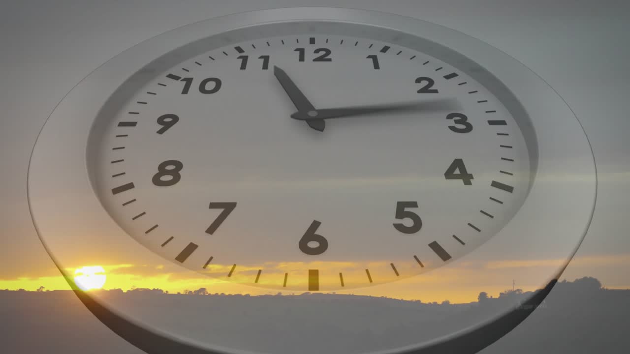 Alba che dà il via alle lancette di un orologio analogico che si muovono, con l'orizzonte che si illumina, visualizzando lo scorrere del tempo.