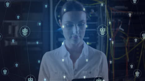 animación de íconos de chatbot ai sobre técnica caucásica que trabaja en la sala de servidores