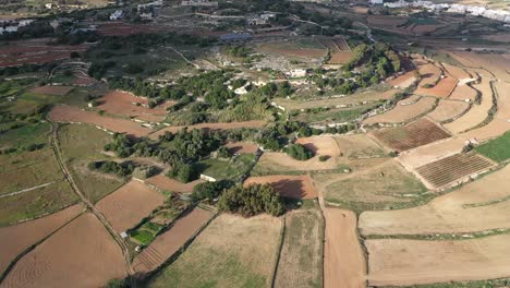 Disparo-De-Dron-En-Malta,-Desviando-Bruscamente-Sobre-Bidnija