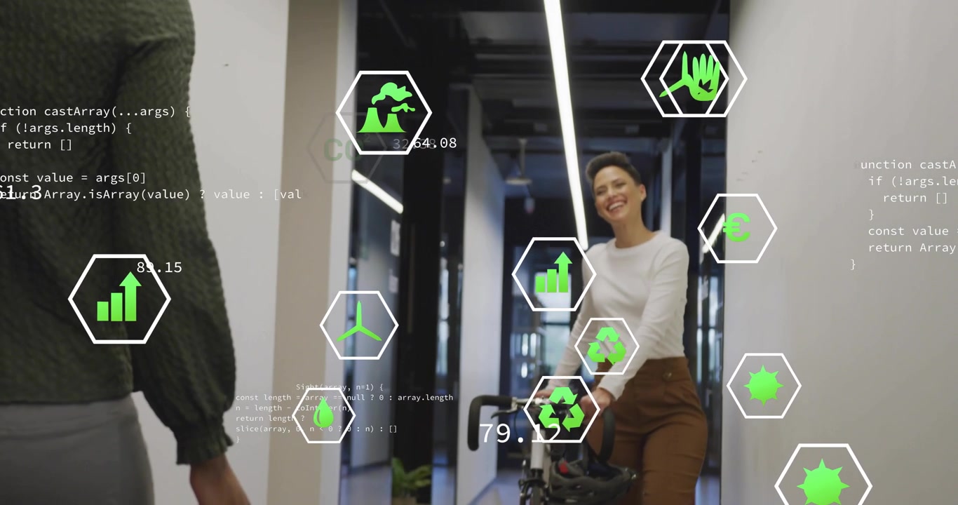 Donna che cammina nel corridoio mostrando overlay di dati verdi, mentre un collega in scooter si unisce aggiornando le metriche sulle emissioni.