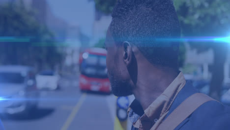 puntos de luz contra el hombre afroamericano esperando en una parada de autobús