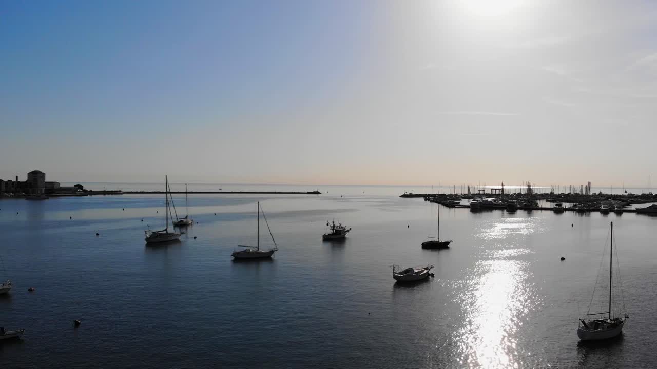 silueta de los veleros y yates en el mar mediterráneo