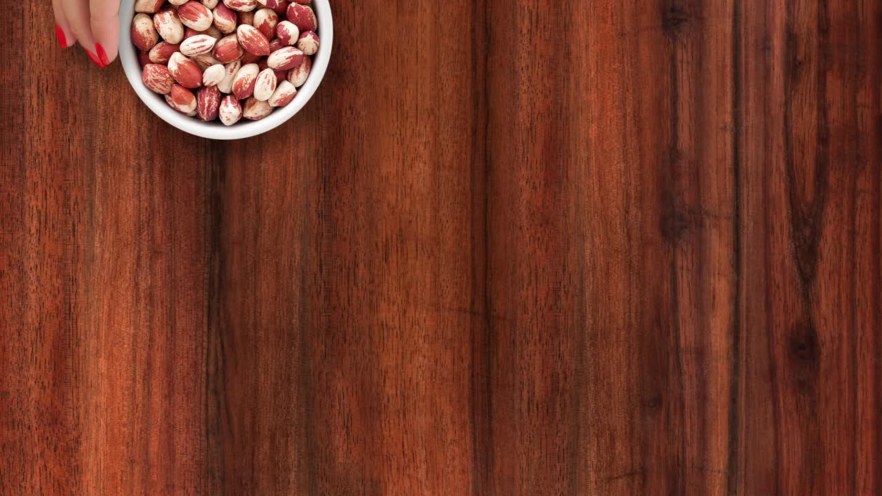 ofreciendo cacahuetes de mármol