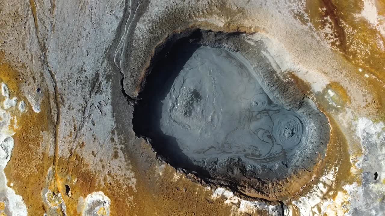 Varm, kokende svovelkilde sett ovenfra i Hverir, Island