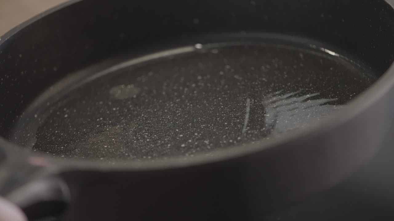 Padella vuota con olio