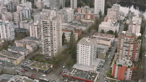 vista aérea de edificios de apartamentos de gran altura en el centro de vancouver, columbia británica.